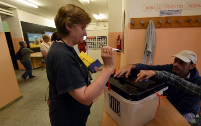 Imatge d'una dona votant durant el referèndum de l'1-O | Roger Benet