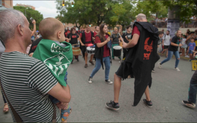 Moment en que els tabalers arriben a la plaça Benjamín Garcia | Roger Benet