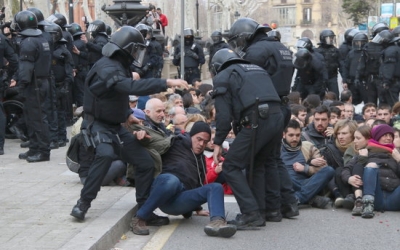 Manifestants resisitint el desallotjament | ACN