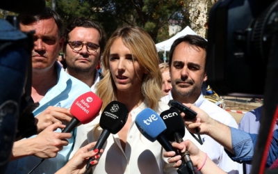 Cayetana Àlvarez atenent els mitjans, Esteban Gesa a l'esquerra de la imatge | ACN