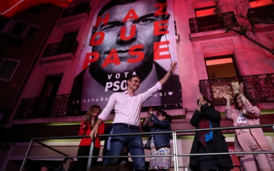 Pedro Sánchez saludant els seus votants a Ferráz | ACN