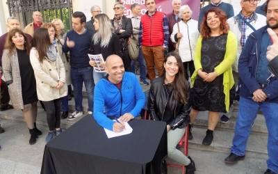 Joan Berlanga i Elena Hinojo, asseguts, signen el codi ètic de la formació | Sabadell en Comú