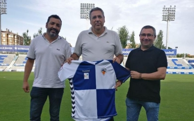 Nakor Bueno (nou entrenador), Toni Cáceres i Jordi Rodríguez durant la presentació del nou cos tècnic del filial arlequinat. | CE Sabadell