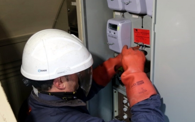 Un operari d'Endesa talla línies fraudulentes a Vila-Roja | Arxiu ACN 