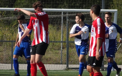 Guillem Anglada (mig) celebrant un dels seus gols entre la frustració dels jugadors del Tibidabo | Sergi Park