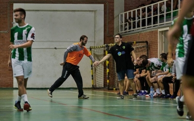 Enric González, felicitat pel tècnic Gerard Gomis en un partit aquesta temporada | Èric Altimis - OAR Gràcia