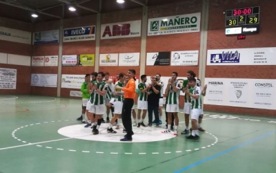 Felicitat entre els jugadors de l'OAR Gràcia després de sumar un altre triomf a casa | Sergi Park