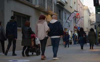 Els vianants caminant tranquilament pel carrer Sant Pere | Helena Molist
