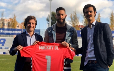 Jose Manzanera, Ian Mackay i Bruno Batlle, després de la renovació del gallec | CE Sabadell