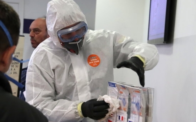 Un efectiu de la UME neteja uns mapes a la recepció de la zona de control de mercaderies del Port de Barcelona  | ACN
