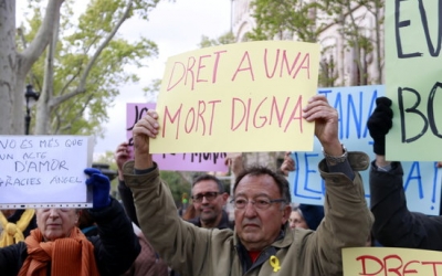 Un home manifestant-se per una mort digna el 2019 | ACN