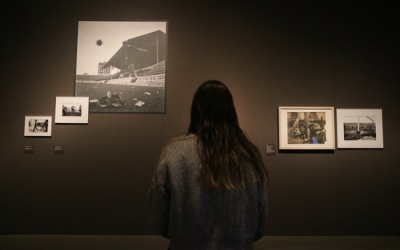 Un visitant a l'exposició de 'La Guerra Infinita' | ACN 