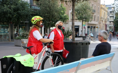 Voluntaris de Creu Roja parlant amb ciutadans/ ACN