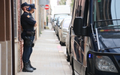 Dos agents de la Policia Nacional a la porta d'un domicili del carrer Fiveller