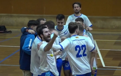 Llamas i bona part de la plantilla del Club, celebrant la victòria al carrer Garcilaso | Ràdio Sabadell