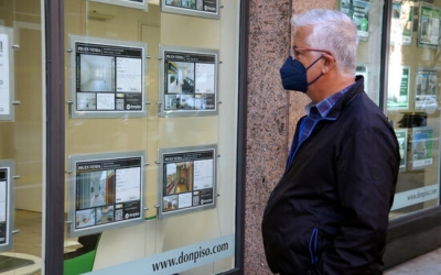 Una persona mirant ofertes immobiliàries | ACN