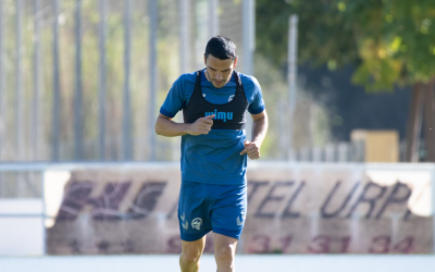 Folch, capcot en un entrenament a Sant Oleguer | Roger Benet