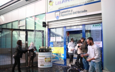 Treballadors de l'administració de Les Arenes (Barcelona) celebrant el segon premi  | ACN 