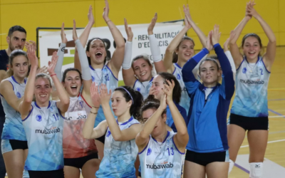 Alegria a la plantilla del Club després de guanyar a Esplugues | CNS Vòlei