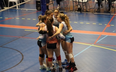 Les noies del Natació Sabadell en un moment del partit contra el Vall d'Hebron |@CNSVolei