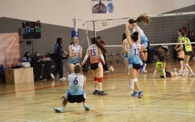 Imatge del Club Natació Sabadell de voleibol en el moment de guanyar el partit contra el CV Sant Cugat | @CNSVolei