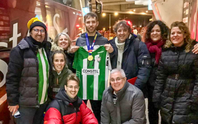 Aleix Gómez, en una imatge d'arxiu amb aficionats de l'OAR | OAR Gràcia