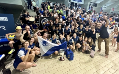 Fotografia de les campiones amb l'afició de Can Llong | Pau Vituri