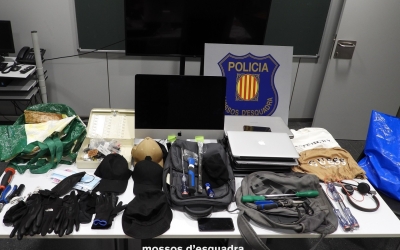 En total haurien sostret prop d'un centenar d'ordinadors portàtils i una quinzena de mòbils i tauletes informàtiques | Mossos