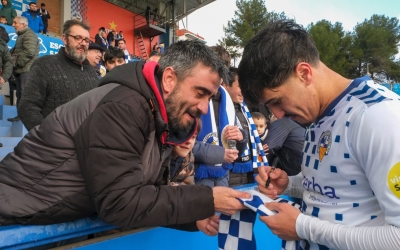 Abde, signant un autògraf | CES