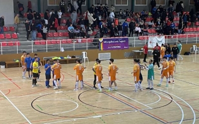 El CNS futbol sala i el Montcada, saludant-se a pista