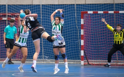 Ona Magrinyà, en una acció defensiva en el partit contra La Roca | OAR Gràcia