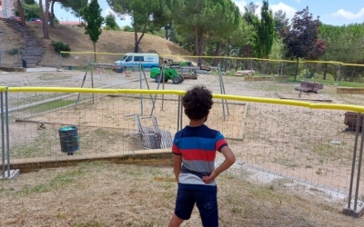 Un infant en un parc en renovació | Karen Madrid