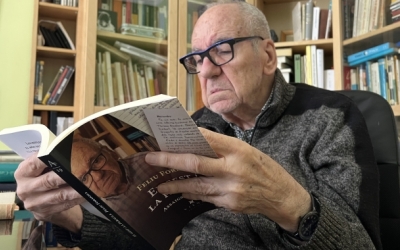 Imatge d'arxiu de Feliu Formosa llegint a casa seva