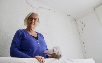 Lola Sánchez, veïna de Montcada, mostra les esquerdes que han aparegut a casa seva