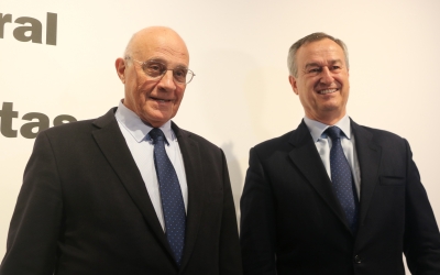 Josep Oliu (dreta) i César González-Bueno (esquerra) al sopar amb premsa | ACN