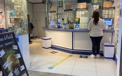 Una clienta comprant loteria en una administració | Arxiu
