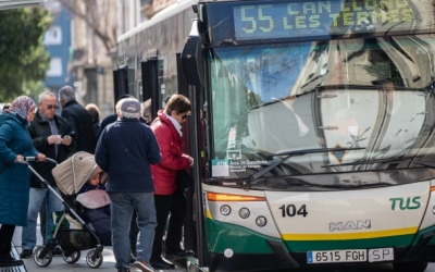Usuaris pujant a un autobús de la TUS | Roger Benet