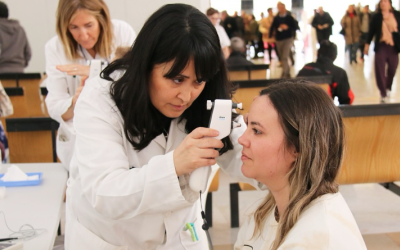 La doctora Nathalie Gutiérrez prenent la pressió ocular | Parc Taulí