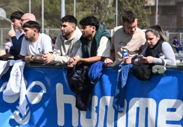 Integrants del primer equip veient el filial | CES