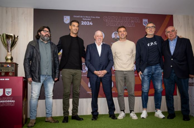 El sabadellenc Joan Soteras (tercer), president de la FCF, ha assistit a l'acte | FCF