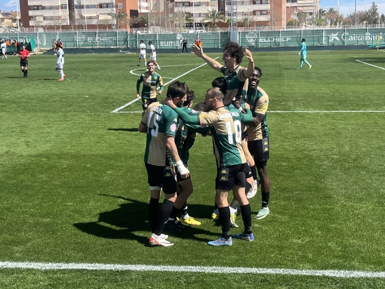 Els companys feliciten Morcillo després del seu segon gol | Adrián Arroyo