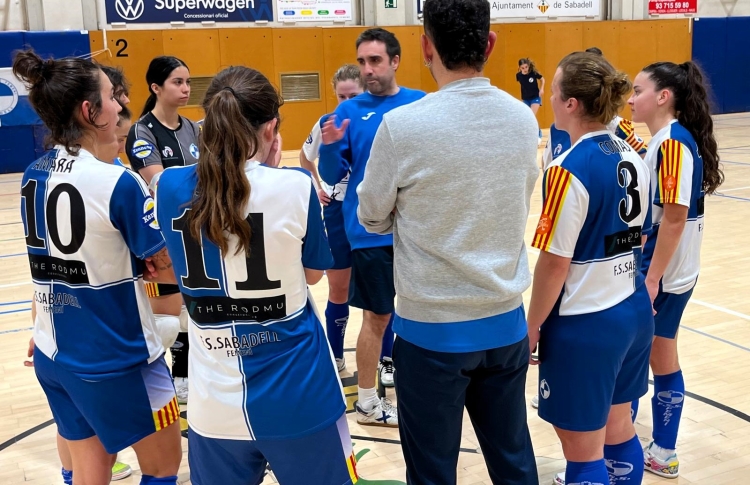 Xavi Muñoz xerrant amb les seves jugadores dissabte passat | Adrián Arroyo