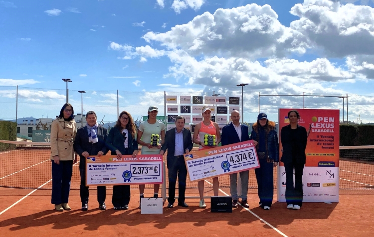 August Serra entre les dues finalistes | Meritxell Dambrink