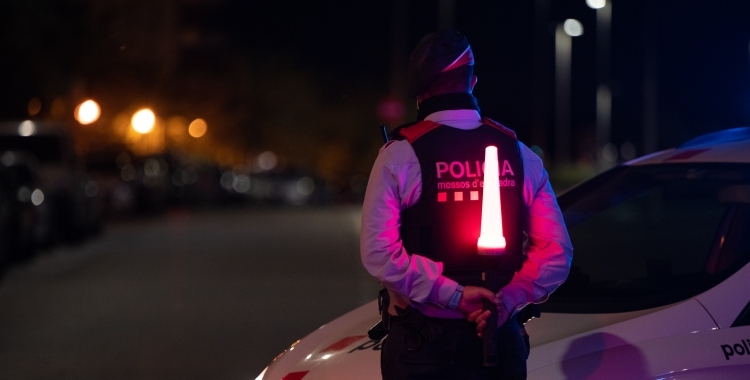 Un agent dels Mossos d'Esquadra en un control policial | Roger Benet