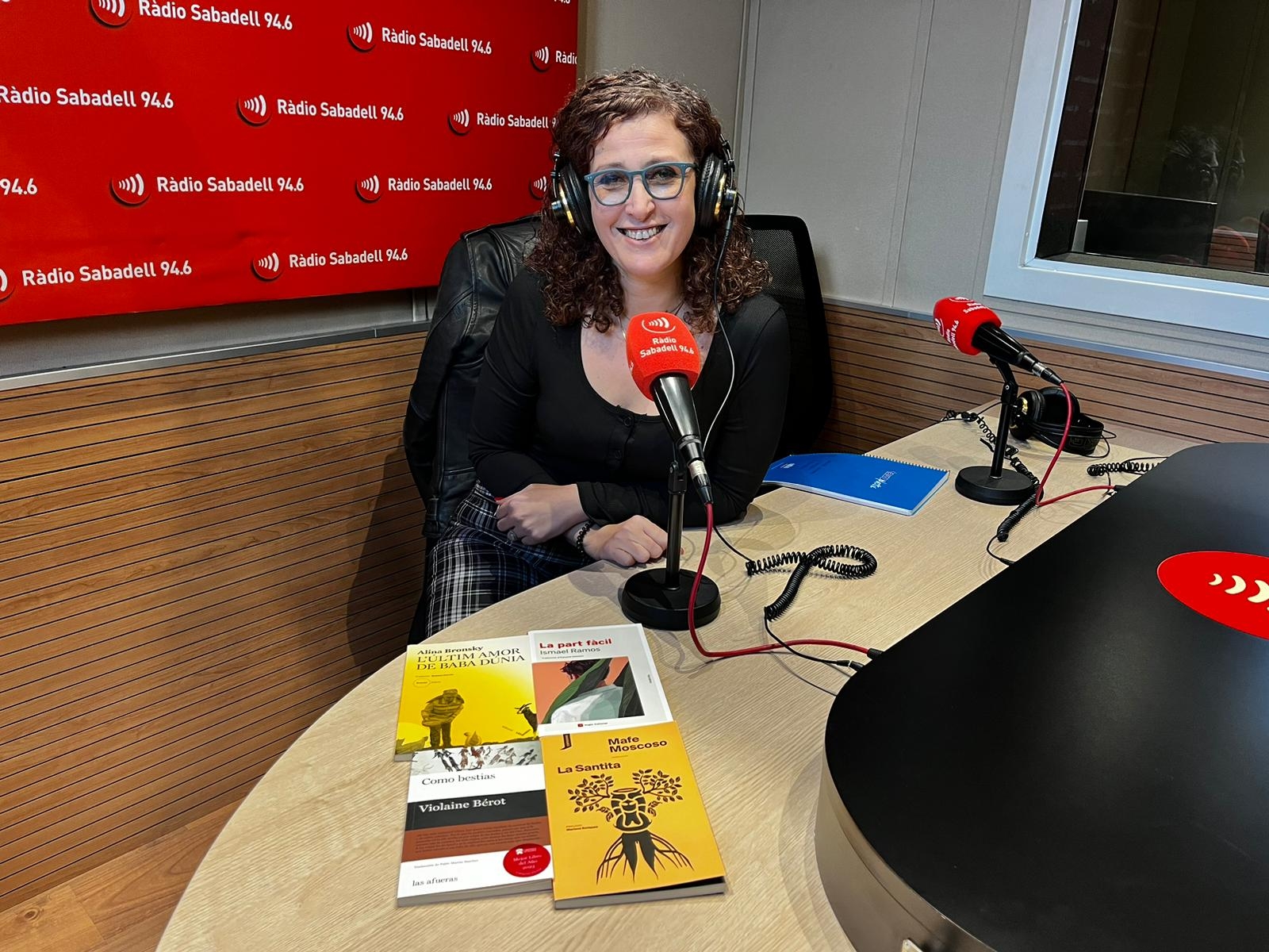 Tefi Abasolo de Mala peça amb la selecció de llibres | Mireia Sans