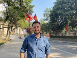 Al seu primer llibre, Prats ens proposa viatjar fins al sud-est asiàtic, per conèixer com viuen en l'actualitat els antics conreadors d'opi
