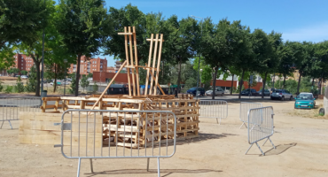 Els veïns del Torrent del Capellà cremaran una falla per Sant Joan: una abella d'uns 3 metres d'ample