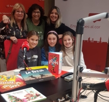 L'Anna Fité i alumnes de l'escola Sant Nicolau, avui a l'estudi 1 de Ràdio Sabadell 