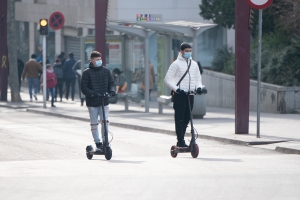 Dos joves en patinet a Sabadell